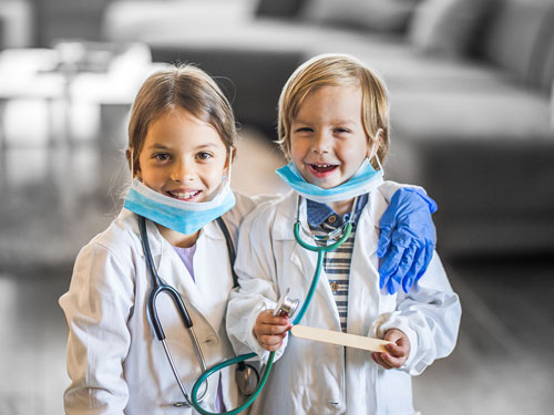 Kinder als Ärzte verkleidet